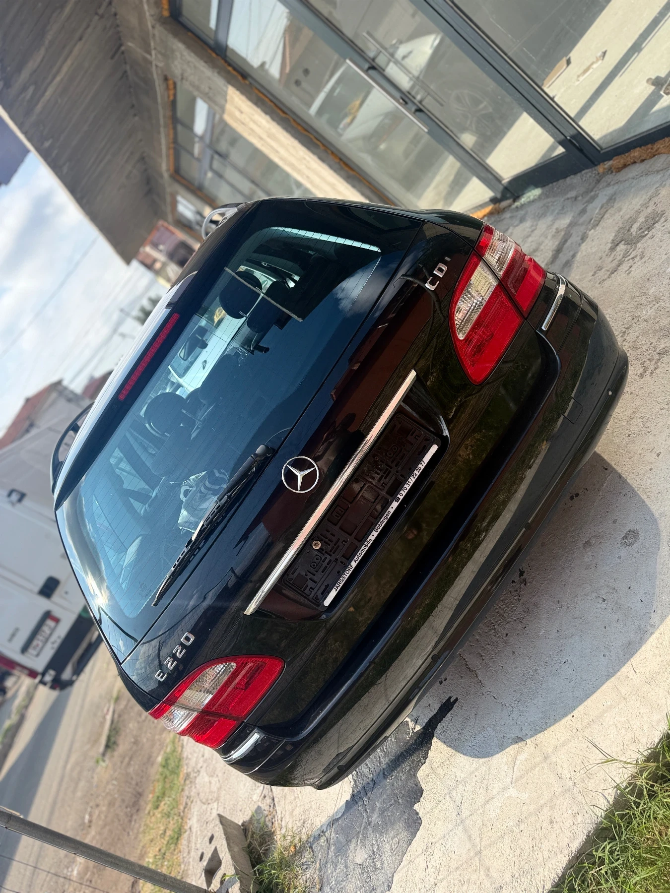 Mercedes-Benz E 220 Avangarde, снимка 3 - Автомобили и джипове - 56083719