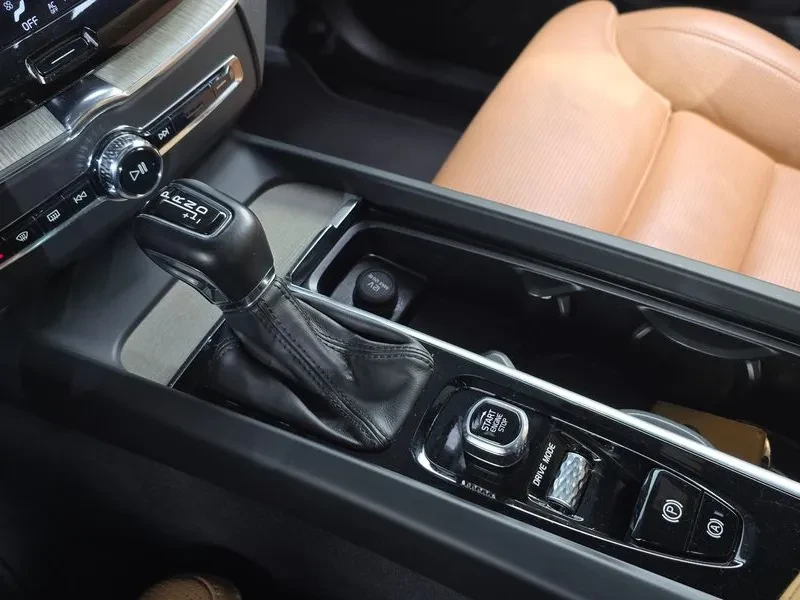 Volvo XC60 2Nd Generation D5 Inscription, снимка 9 - Автомобили и джипове - 56656115