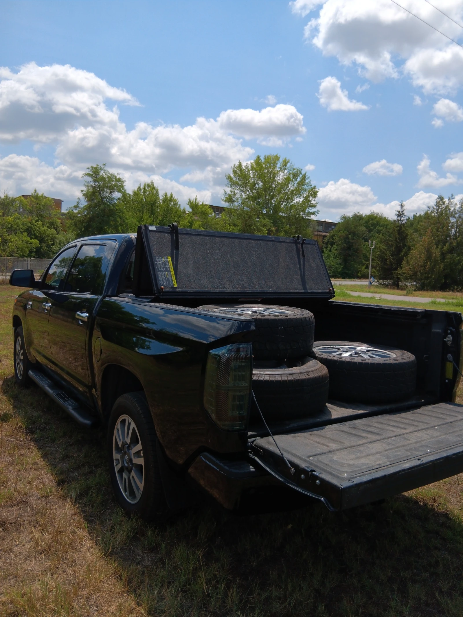 Toyota Tundra 1794 Limited Edition 5, 7  V8 - изображение 9