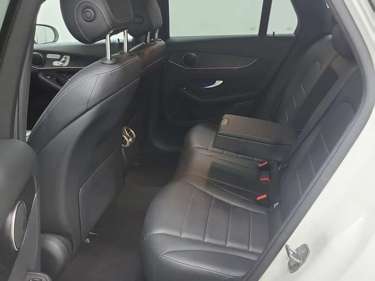 Mercedes-Benz GLC 300 * Един собственик * Без инциденти * CARFAX * , снимка 10 - Автомобили и джипове - 54638451
