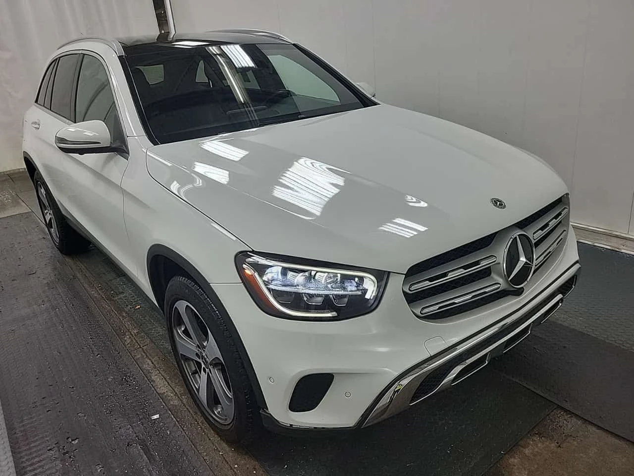 Mercedes-Benz GLC 300 * Един собственик * Без инциденти * CARFAX * , снимка 2 - Автомобили и джипове - 54638451