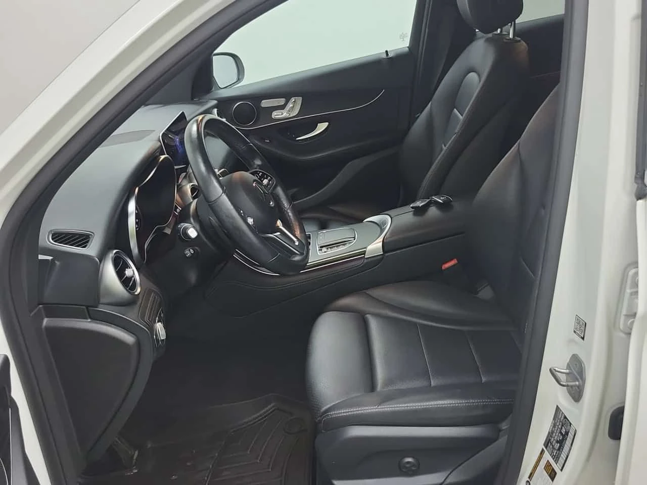 Mercedes-Benz GLC 300 * Един собственик * Без инциденти * CARFAX * , снимка 9 - Автомобили и джипове - 54638451