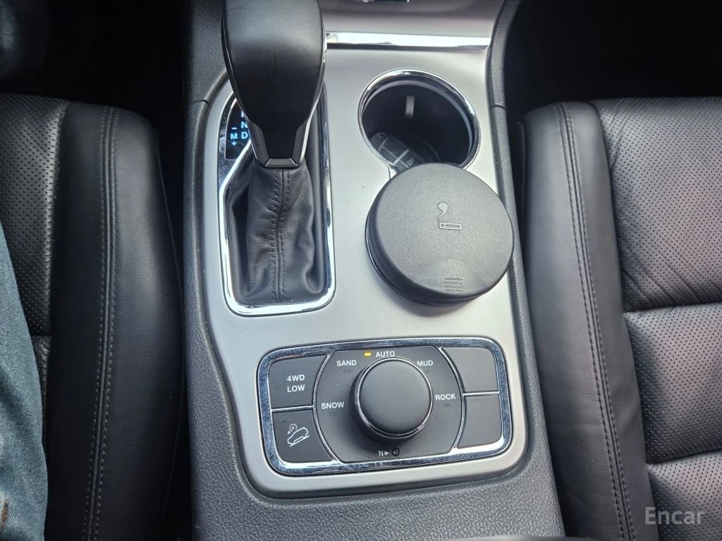 Jeep Grand cherokee 3.6 LIMITED* ПОДГРЕВ* ОБДУХВАНЕ* КАМЕРА* PANORAMA*, снимка 8 - Автомобили и джипове - 54720696