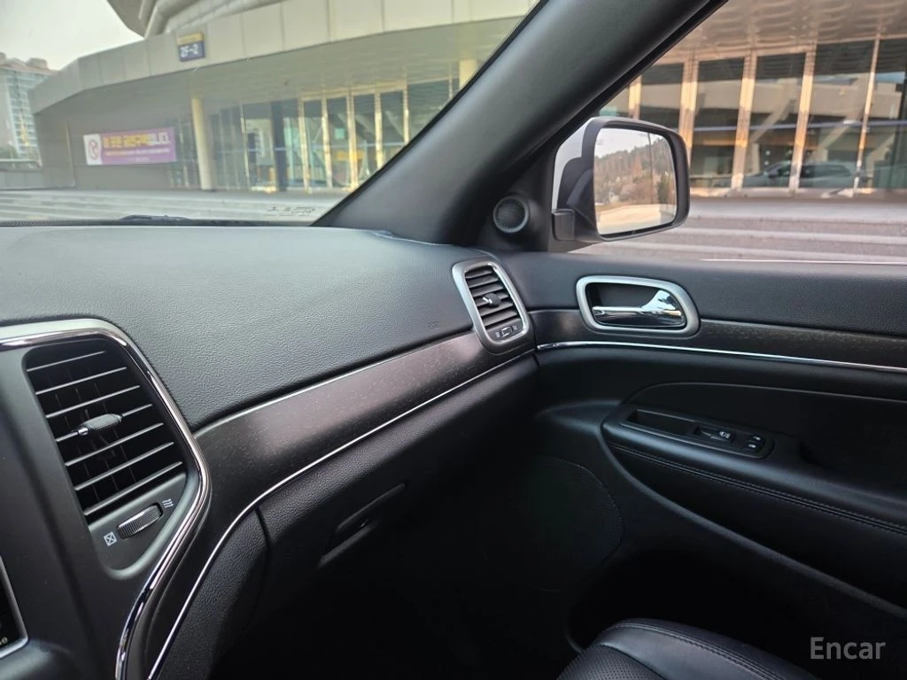 Jeep Grand cherokee 3.6 LIMITED* ПОДГРЕВ* ОБДУХВАНЕ* КАМЕРА* PANORAMA*, снимка 9 - Автомобили и джипове - 54720696