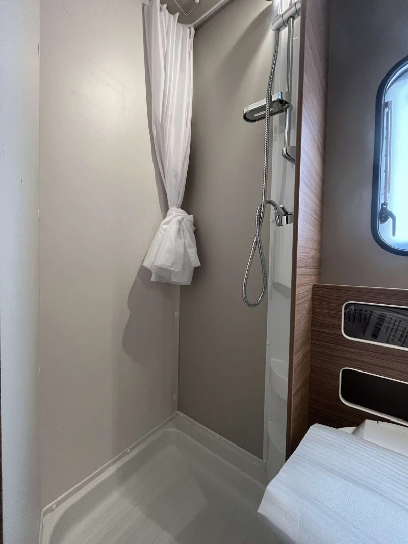 Каравана Weinsberg CaraOne 550 QDK 7 места, снимка 9 - Каравани и кемпери - 50365351