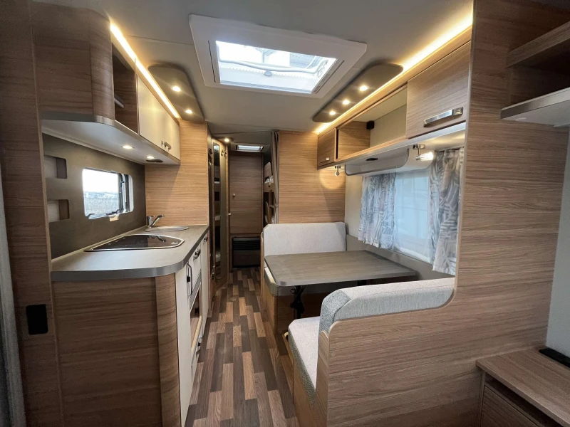 Каравана Weinsberg CaraOne 550 QDK 7 места, снимка 4 - Каравани и кемпери - 50365351