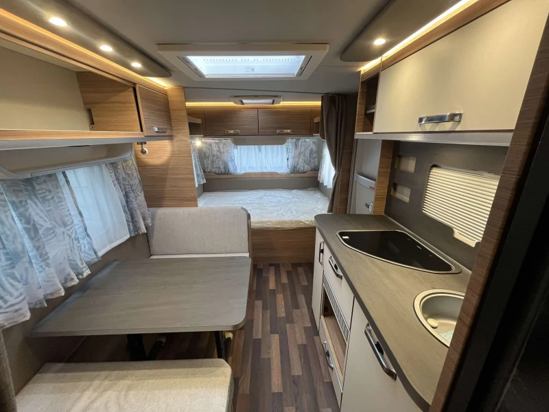 Каравана Weinsberg CaraOne 550 QDK 7 места, снимка 2 - Каравани и кемпери - 50365351