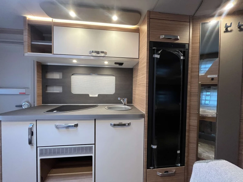 Каравана Weinsberg CaraOne 550 QDK 7 места, снимка 7 - Каравани и кемпери - 50365351