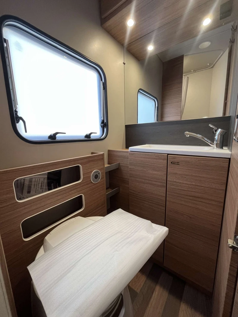 Каравана Weinsberg CaraOne 550 QDK 7 места, снимка 10 - Каравани и кемпери - 50365351