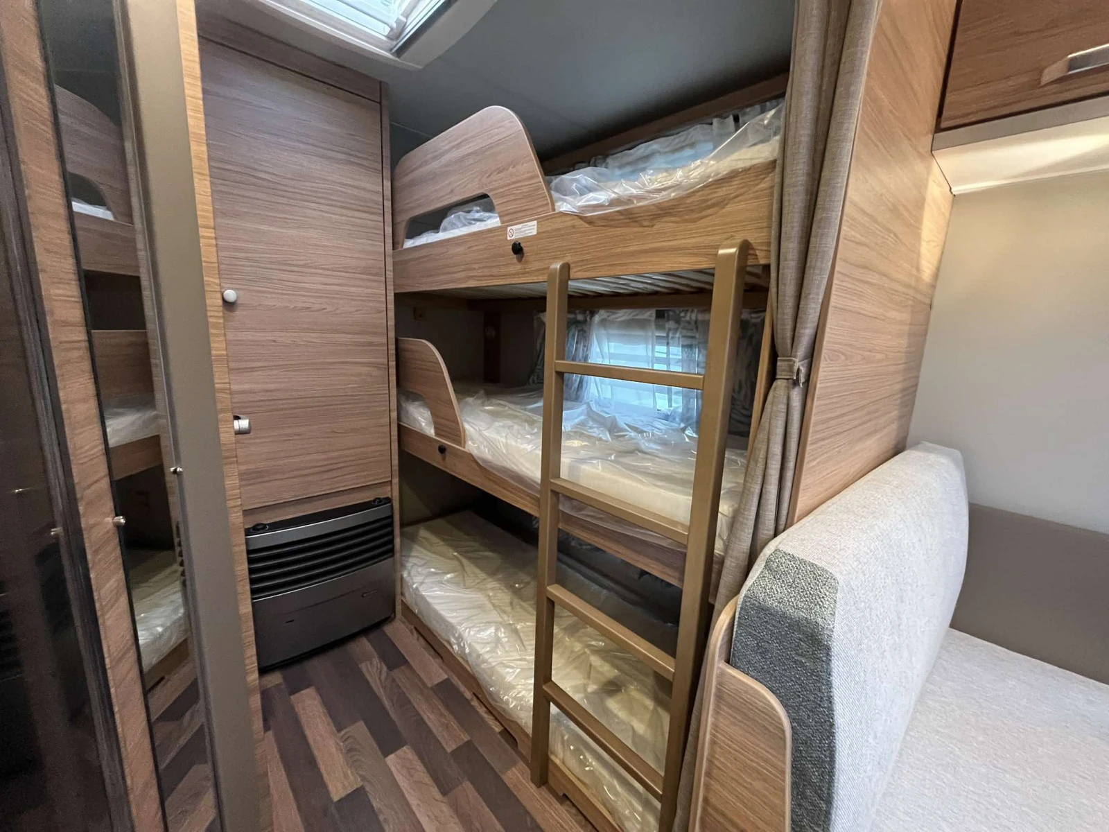 Каравана Weinsberg CaraOne 550* 7 места - изображение 3