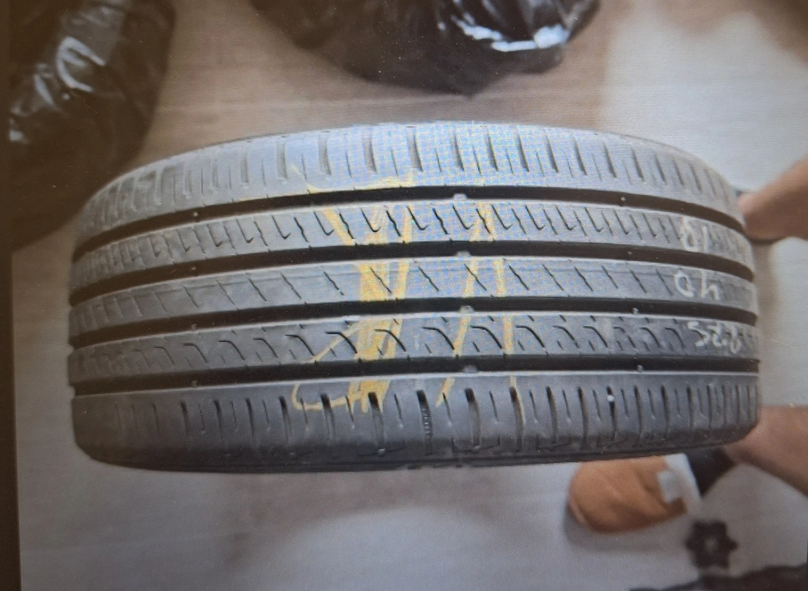 Гуми Летни 225/40R19, снимка 4 - Гуми и джанти - 54444709