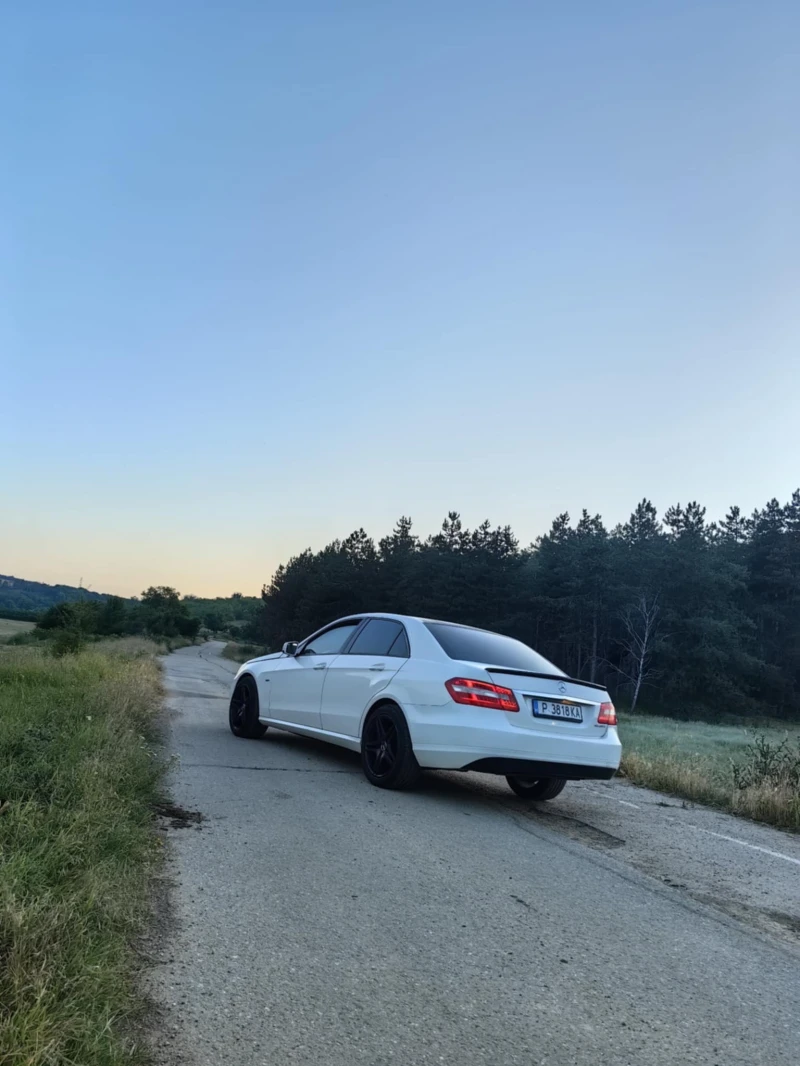 Mercedes-Benz E 220, снимка 3 - Автомобили и джипове - 52597910