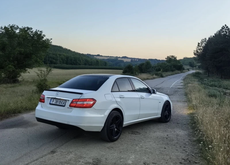Mercedes-Benz E 220, снимка 6 - Автомобили и джипове - 52597910