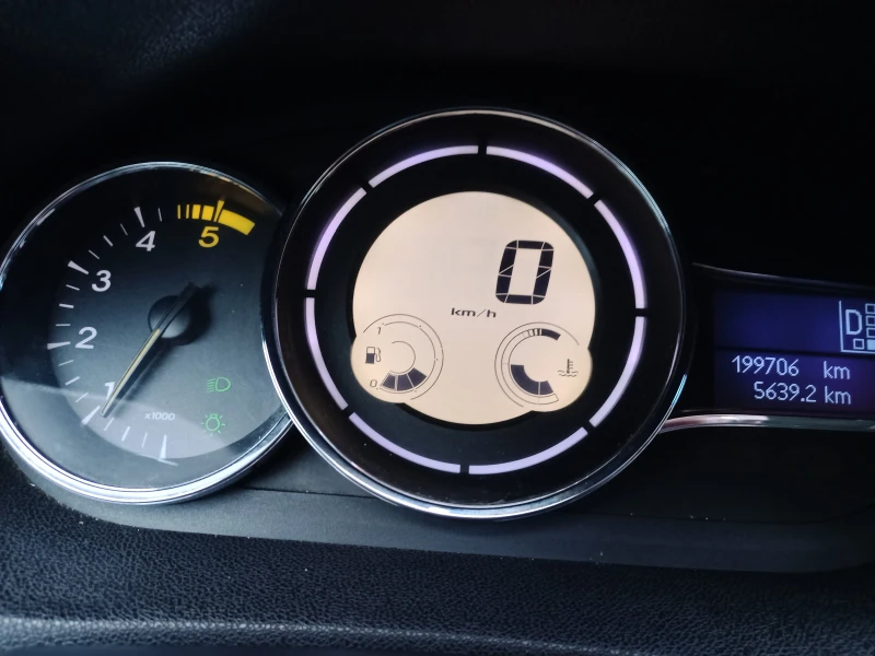 Renault Megane 2.0, снимка 9 - Автомобили и джипове - 52553495