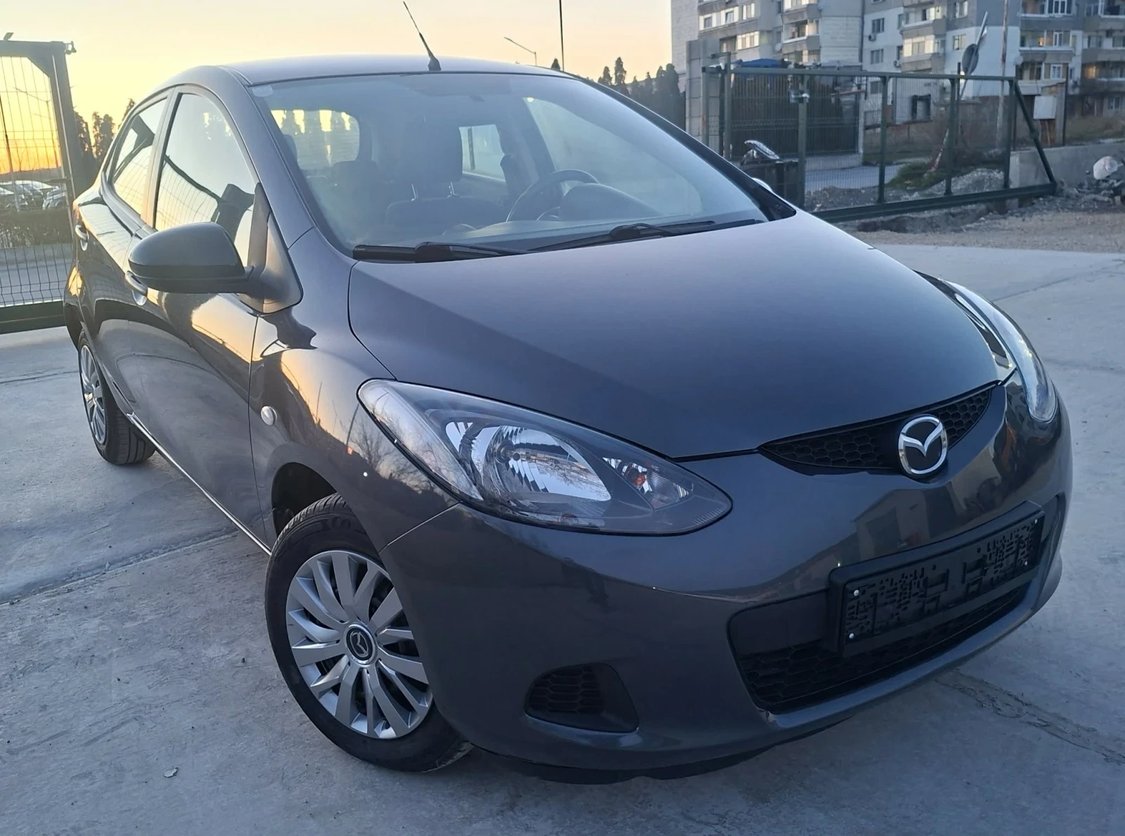 Mazda 2 1.3i, снимка 3 - Автомобили и джипове - 53842859