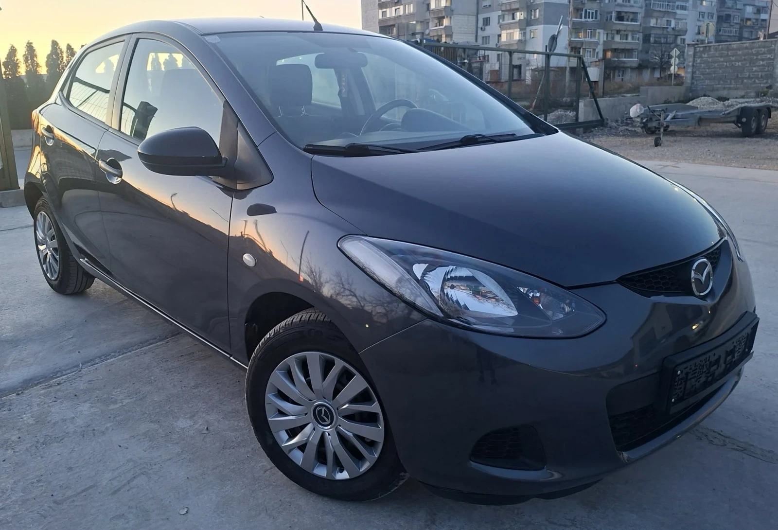 Mazda 2 1.3i, снимка 2 - Автомобили и джипове - 53842859