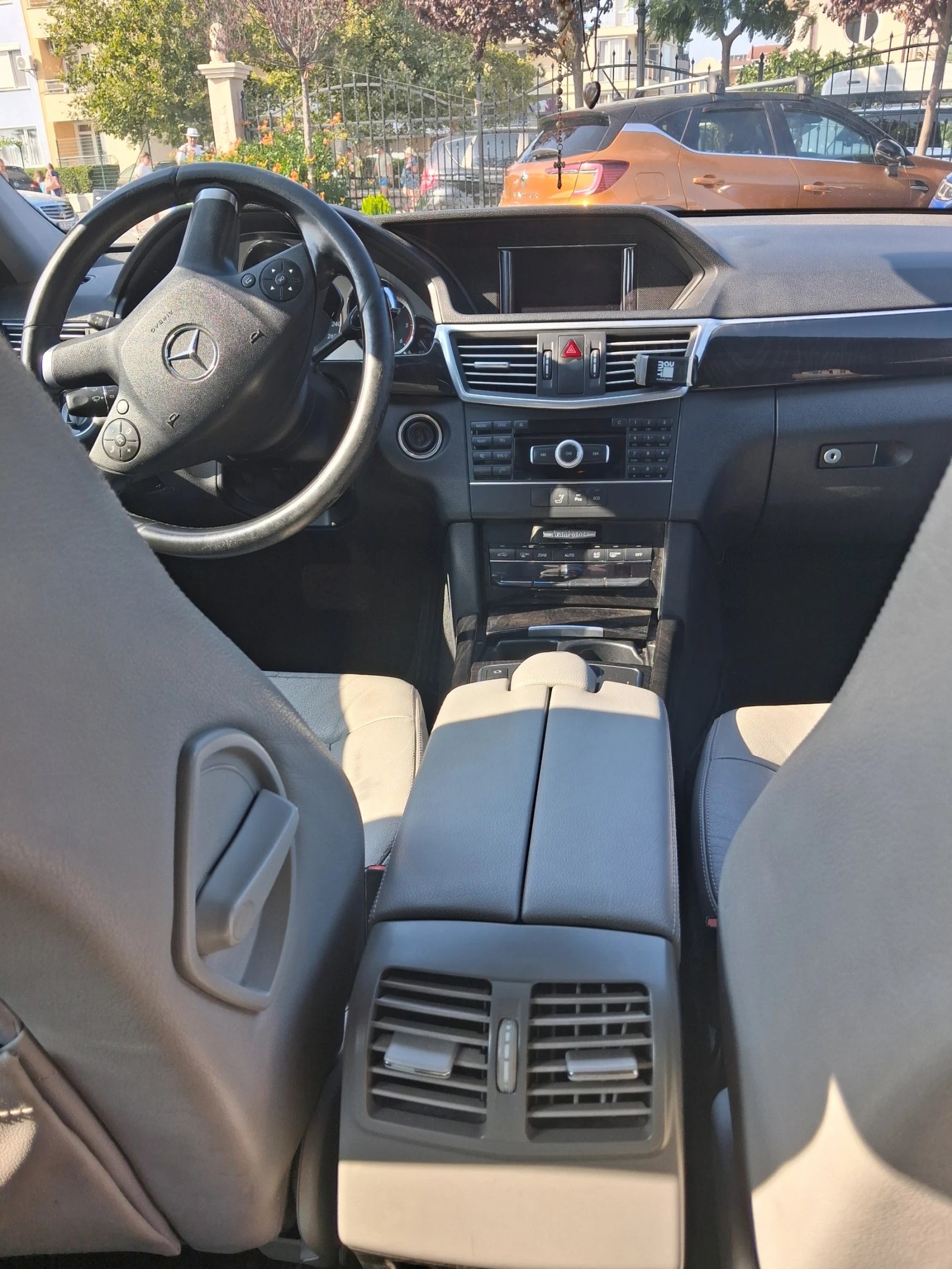 Mercedes-Benz E 220, снимка 10 - Автомобили и джипове - 55605948