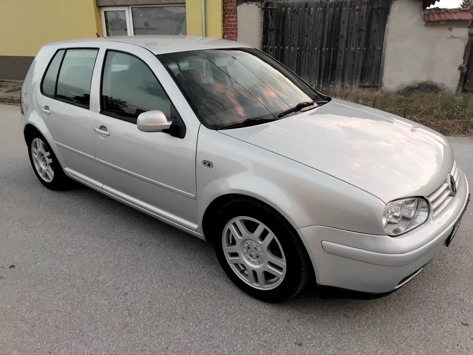 VW Golf 1.6iSR.101k + КЛИМА. БЕНЗИН , снимка 3 - Автомобили и джипове - 55671425