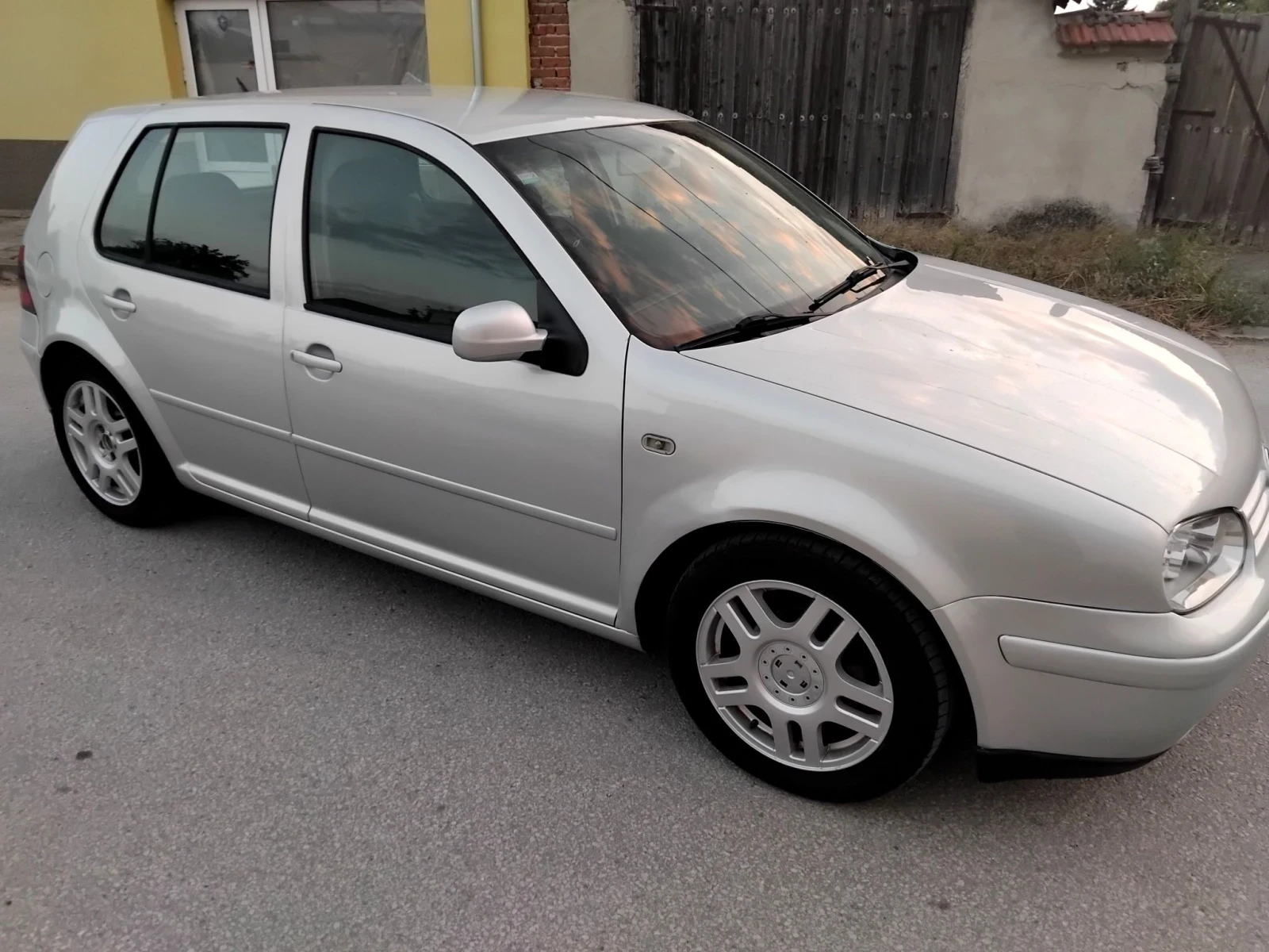 VW Golf 1.6iSR.101k + КЛИМА. БЕНЗИН , снимка 11 - Автомобили и джипове - 55671425