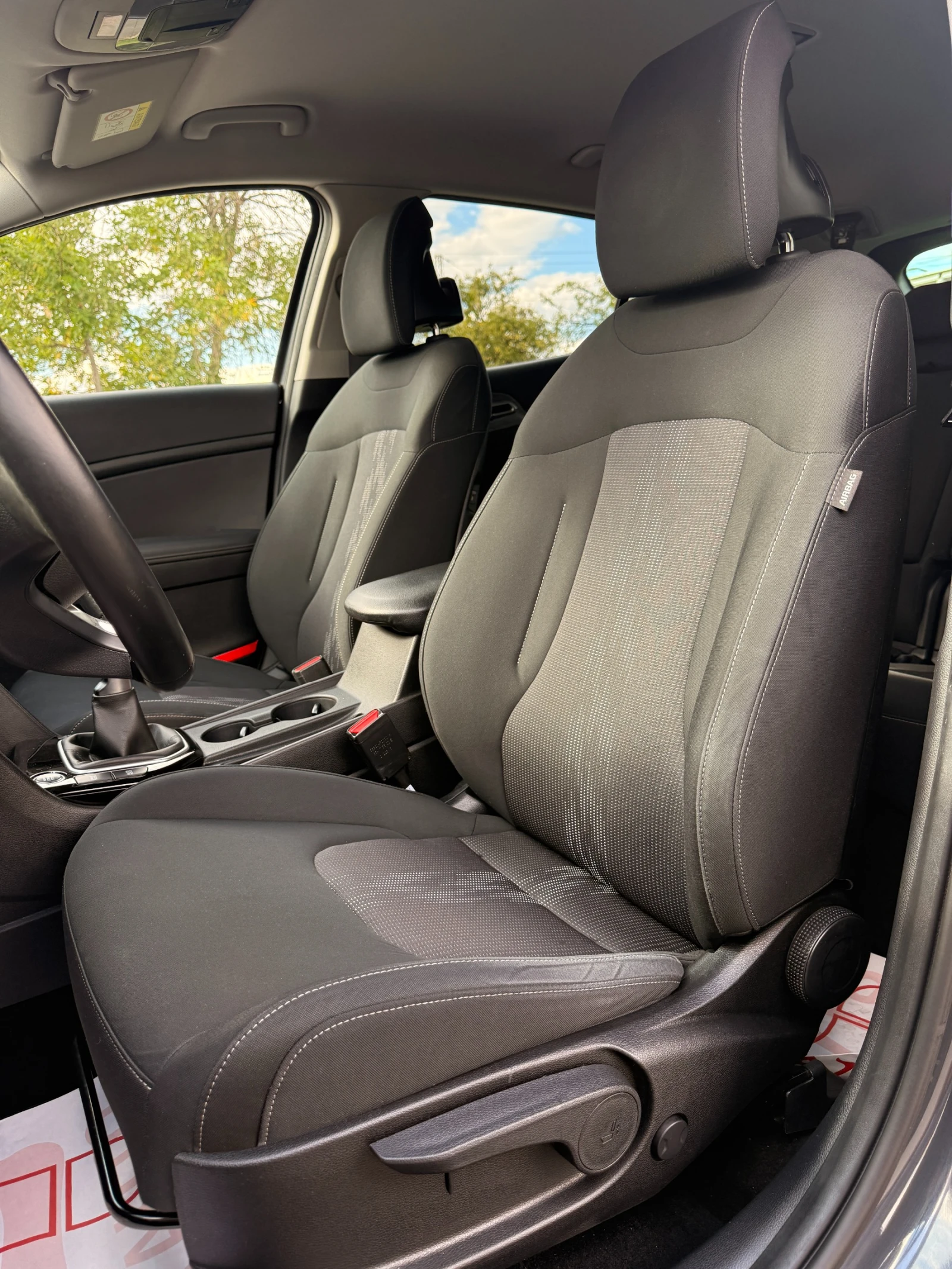 Kia Sportage 1.6CRDI* КАМЕРА* CARPLAY* , снимка 11 - Автомобили и джипове - 56192711