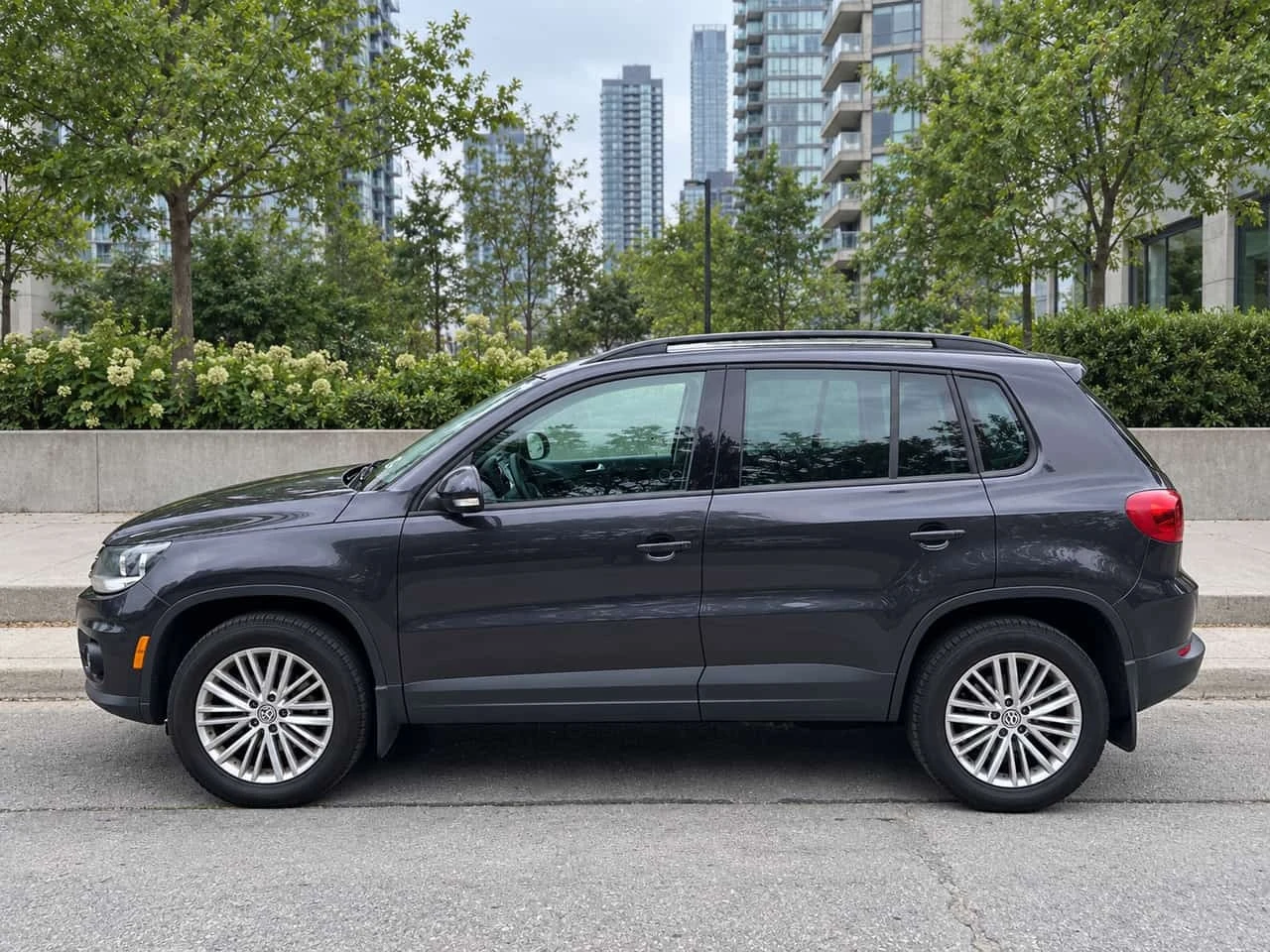 VW Tiguan * 2.0 TSI Low KM | Comfortline | Nav | Backup Cam  | Mobile.bg � ����������� 4