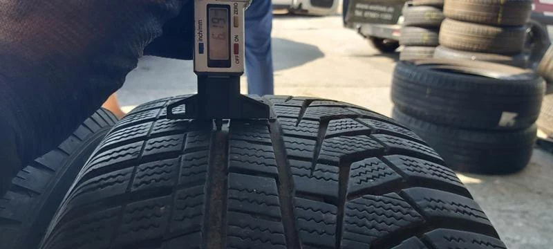 Гуми Зимни 235/60R18, снимка 3 - Гуми и джанти - 29866118