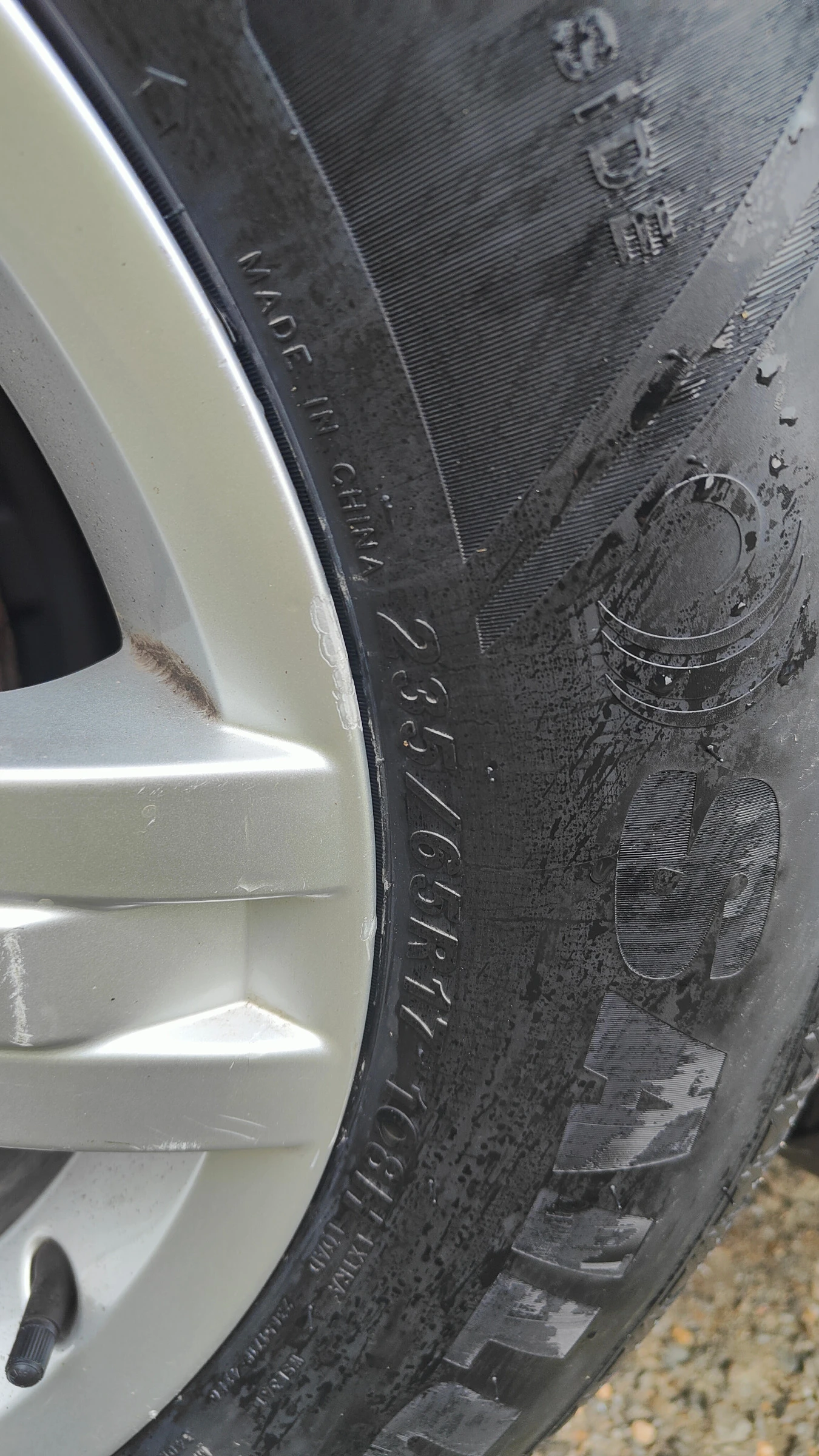 Гуми Зимни 235/65R17, снимка 3 - Гуми и джанти - 53800083