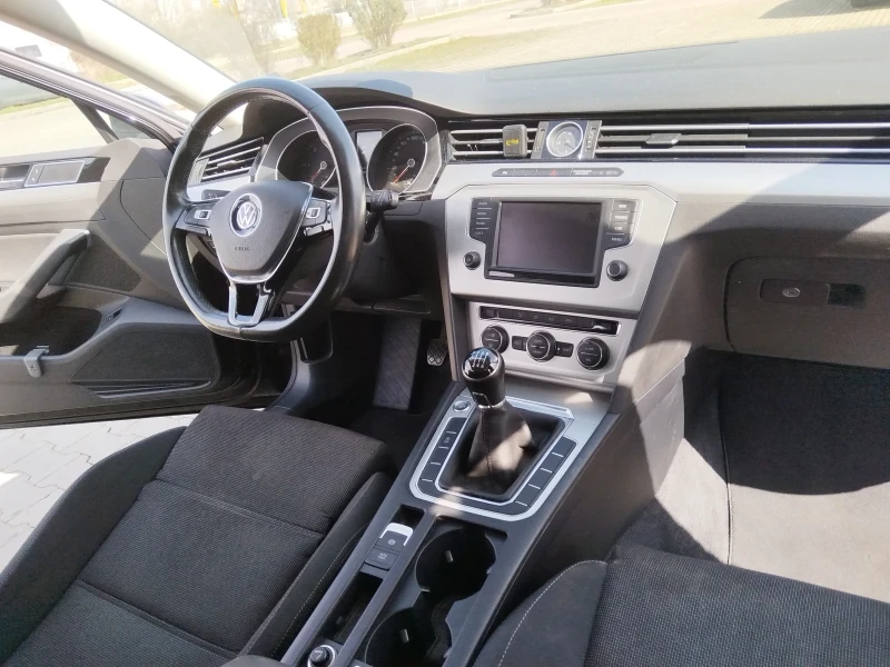 VW Passat 1.6 tdi, снимка 12 - Автомобили и джипове - 49599531