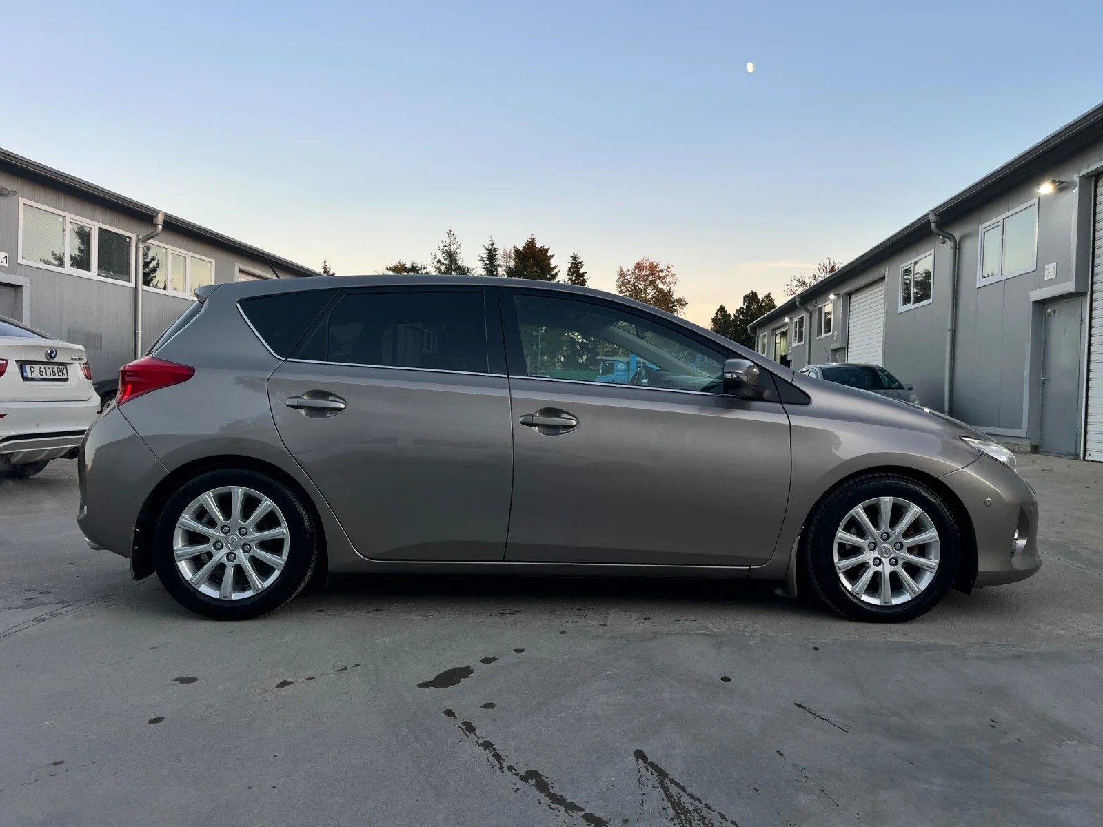 Toyota Auris 1, 6i-132к.с/F1/АВТОМАТИК/КАМЕРА/НАВИГАЦИЯ/ТОП !!! - изображение 6