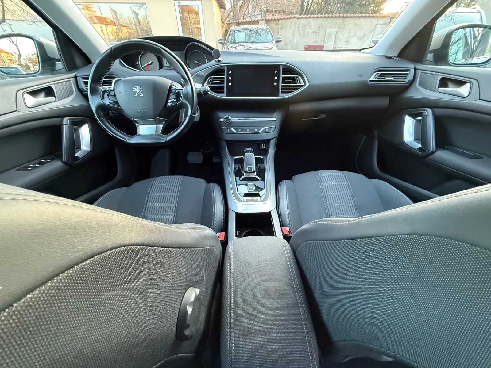 Peugeot 308 1.2 Pure Tech Allure - АВТОМАТИК - ТОП СЪСТОЯНИЕ!, снимка 11 - Автомобили и джипове - 53814894