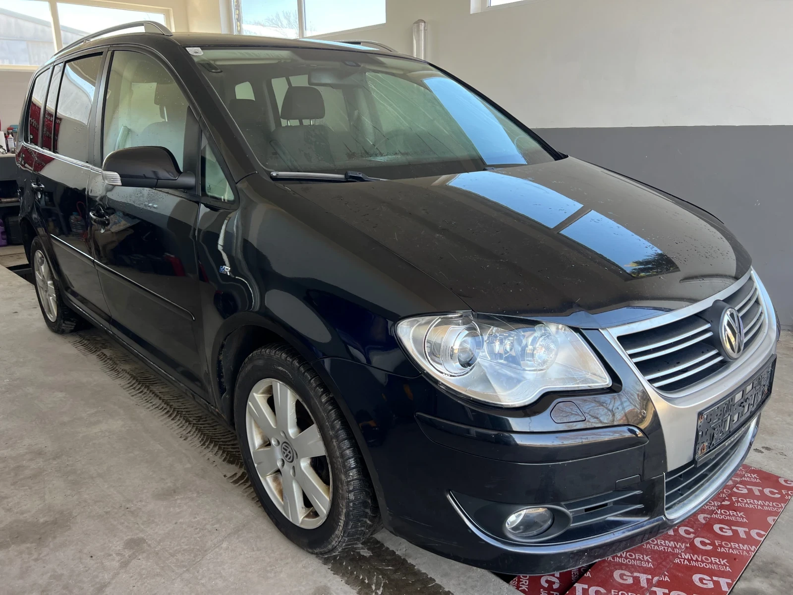 VW Touran 2.0TDi BMM, снимка 3 - Автомобили и джипове - 54136476
