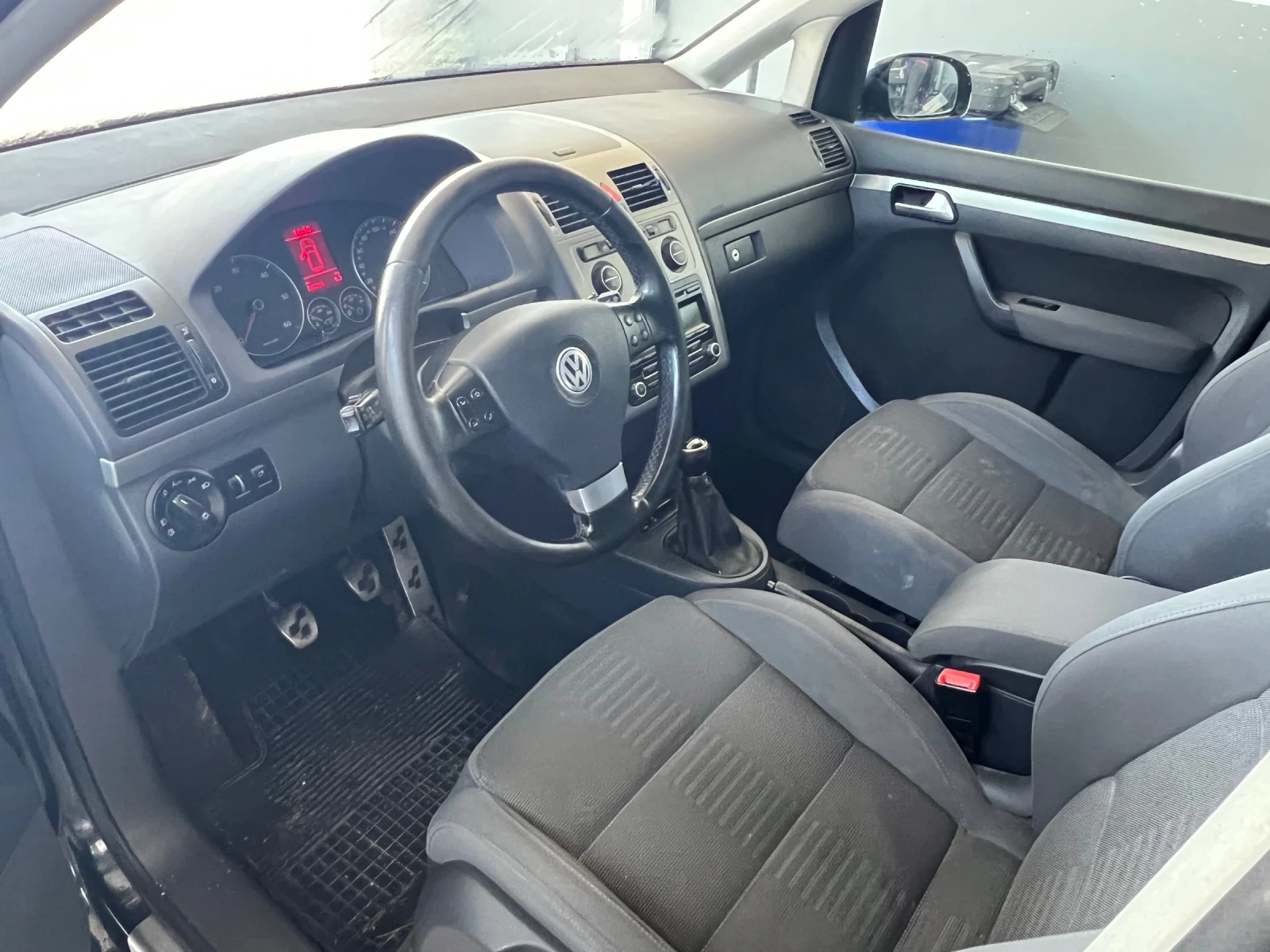 VW Touran 2.0TDi BMM, снимка 8 - Автомобили и джипове - 54136476