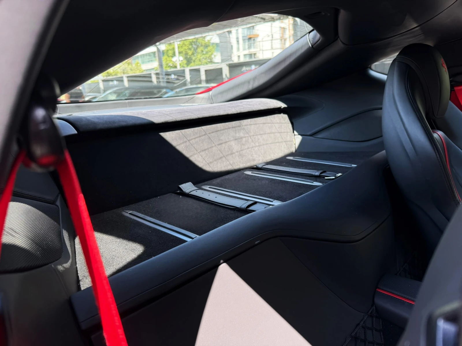 Ferrari 812 Superfast 6.5 V12/CERAMIC/4X4/CAMERA/LIFT, снимка 14 - Автомобили и джипове - 55834027