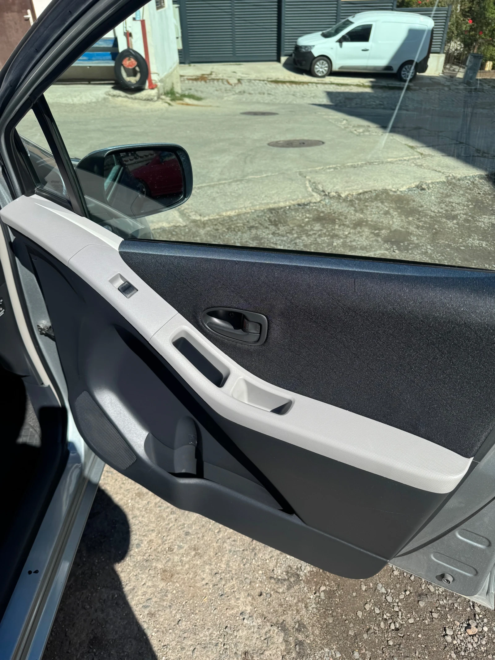 Toyota Yaris, снимка 10 - Автомобили и джипове - 56304312