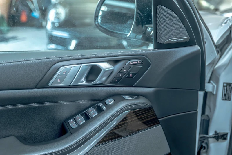 BMW X7 M50i/Harman Kardon/SKY Lounge/Кристал/Камера 360/H, снимка 8 - Автомобили и джипове - 53165907