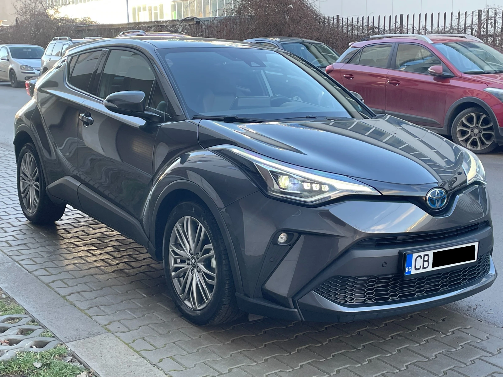 Toyota C-HR 1.8 Hybrid e-CVT Lounge Facelift - в ГАРАНЦИЯ - изображение 2