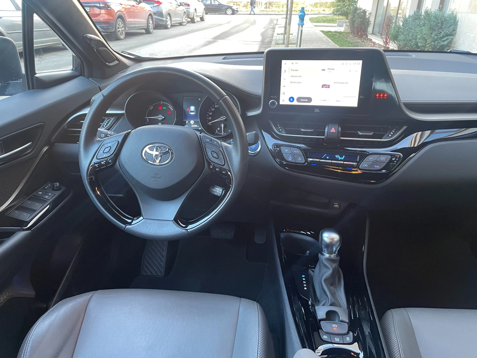 Toyota C-HR 1.8 Hybrid e-CVT Lounge Facelift - в ГАРАНЦИЯ - изображение 9