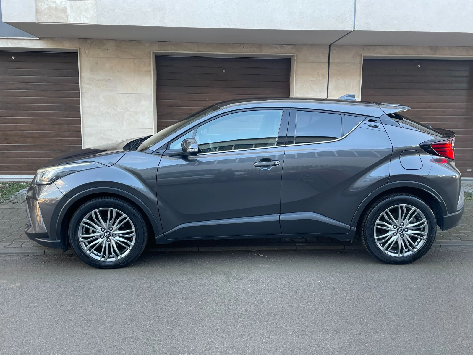 Toyota C-HR 1.8 Hybrid e-CVT Lounge Facelift - в ГАРАНЦИЯ - изображение 5