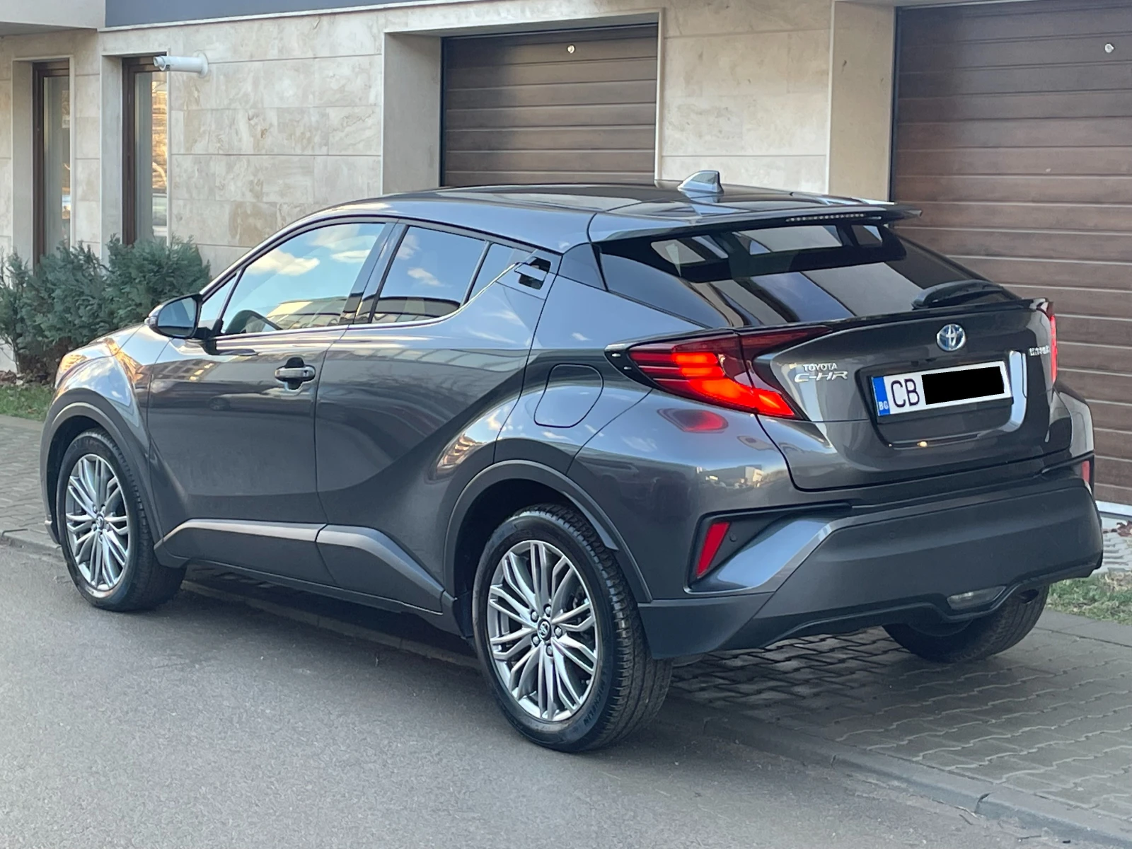 Toyota C-HR 1.8 Hybrid e-CVT Lounge Facelift - в ГАРАНЦИЯ - изображение 4