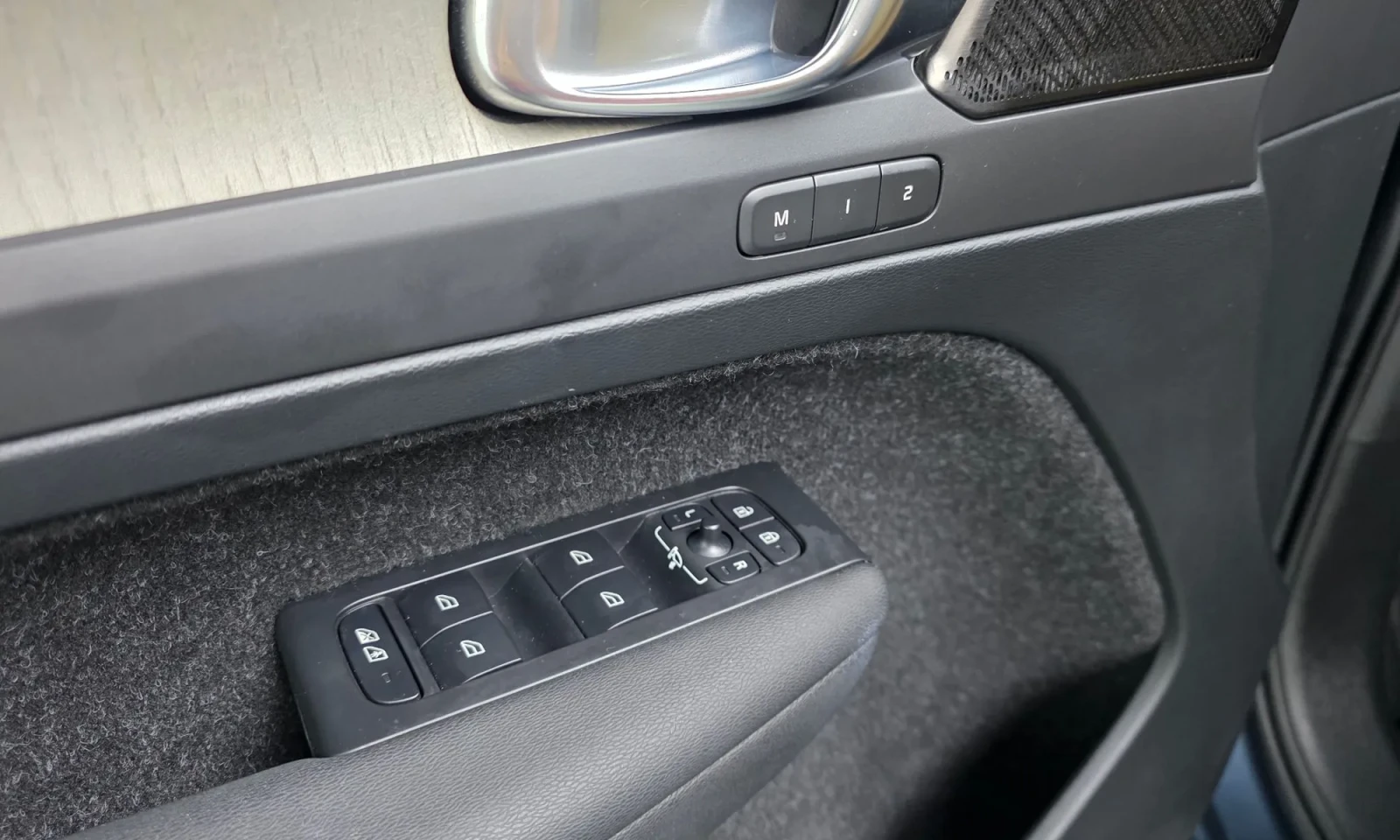 Volvo XC40 T4 / INSCRIPTION / CRYSTAL / H&K / 360 / DIGITAL, снимка 12 - Автомобили и джипове - 54069336