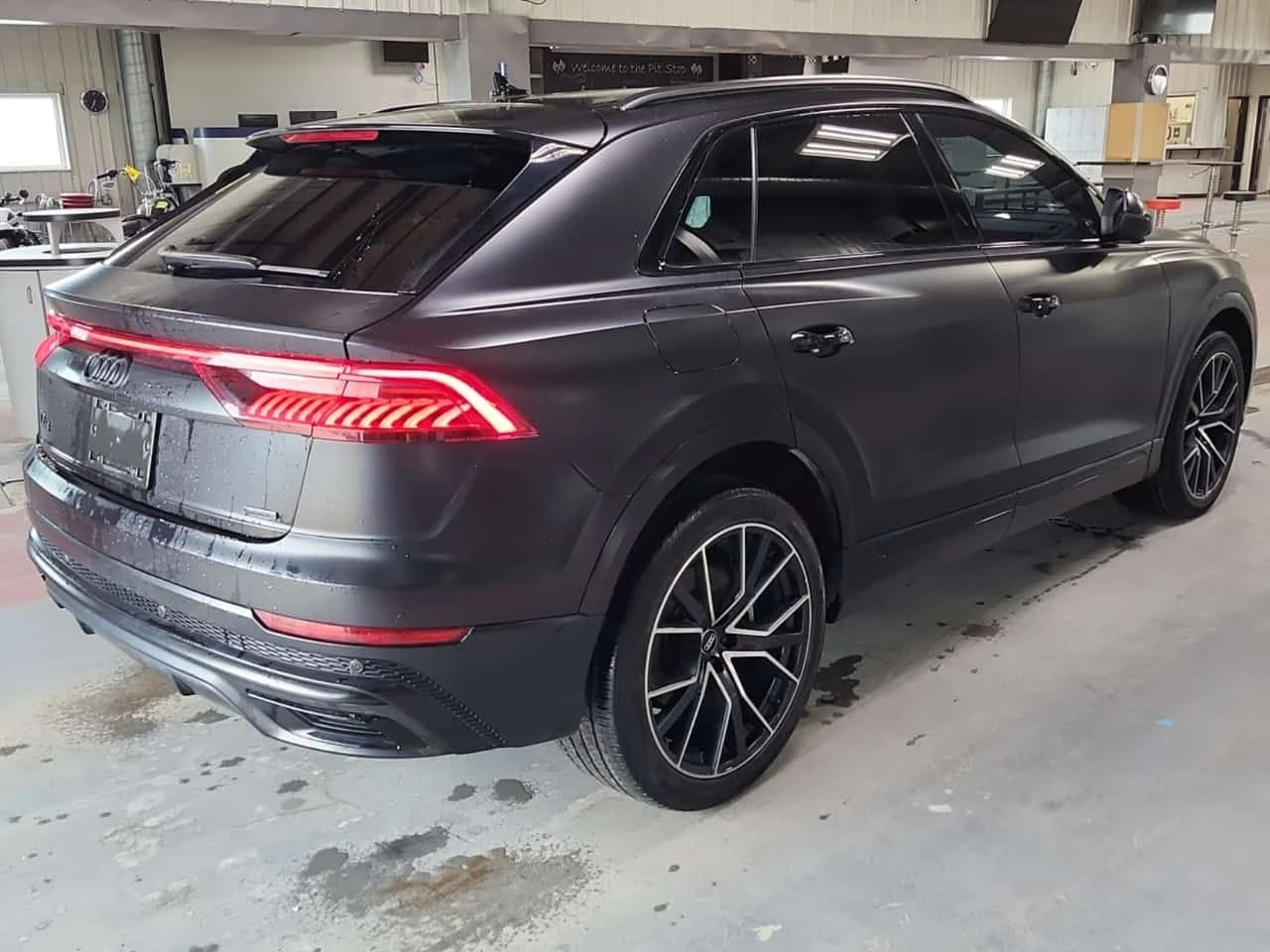 Audi Q8 * PROGRESSIV * ДИСТРОНИК * 360 * ОБДУХВАНЕ * ПАНО , снимка 3 - Автомобили и джипове - 54611623