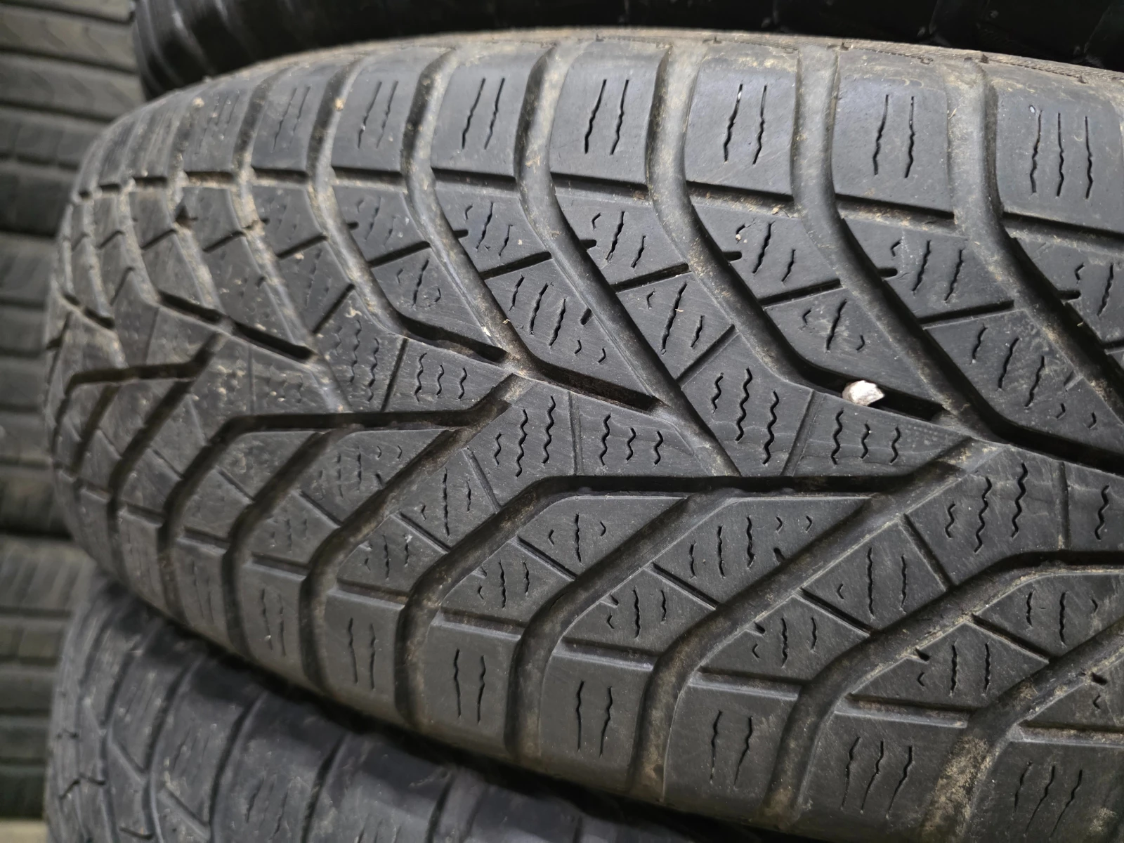 Гуми Зимни 195/80R15, снимка 6 - Гуми и джанти - 53982552