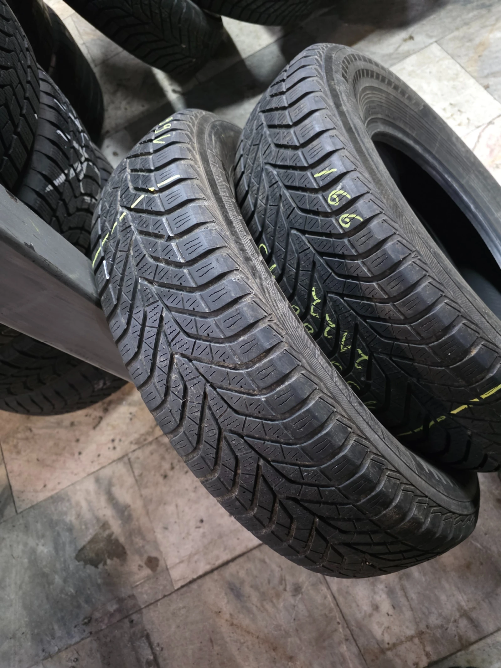 Гуми Зимни 195/80R15, снимка 11 - Гуми и джанти - 53982552