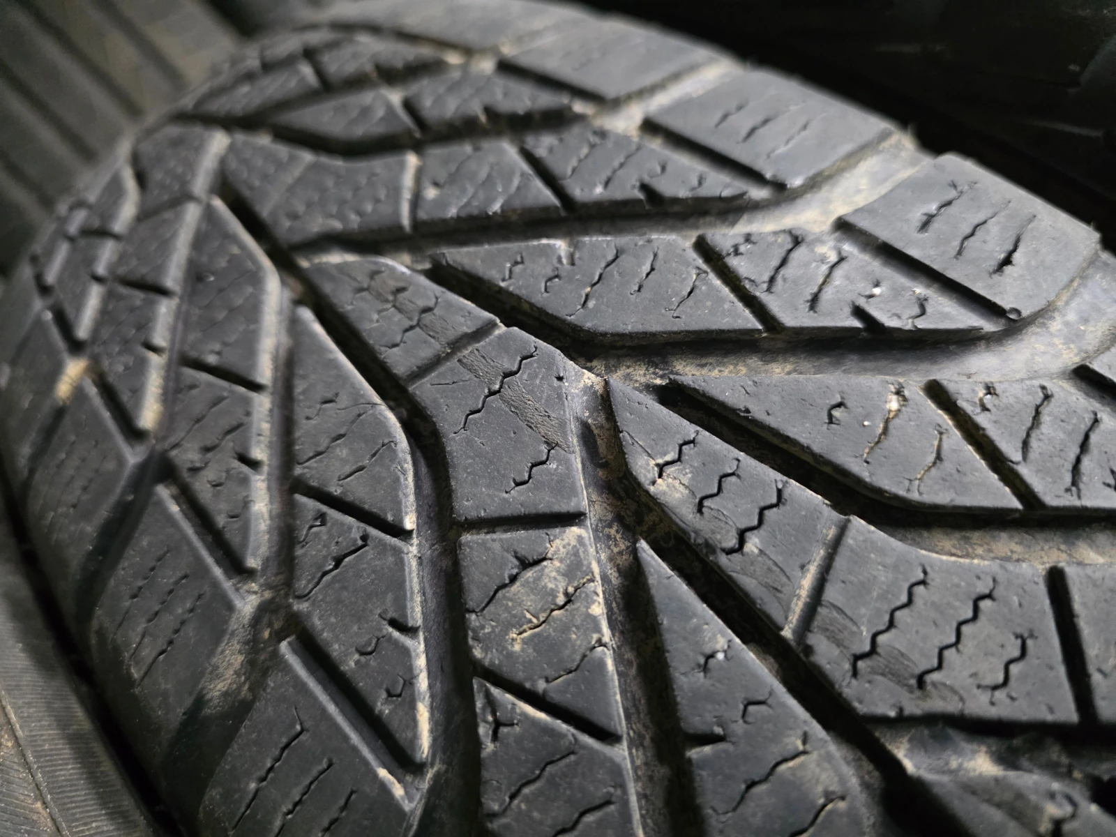 Гуми Зимни 195/80R15, снимка 2 - Гуми и джанти - 53982552