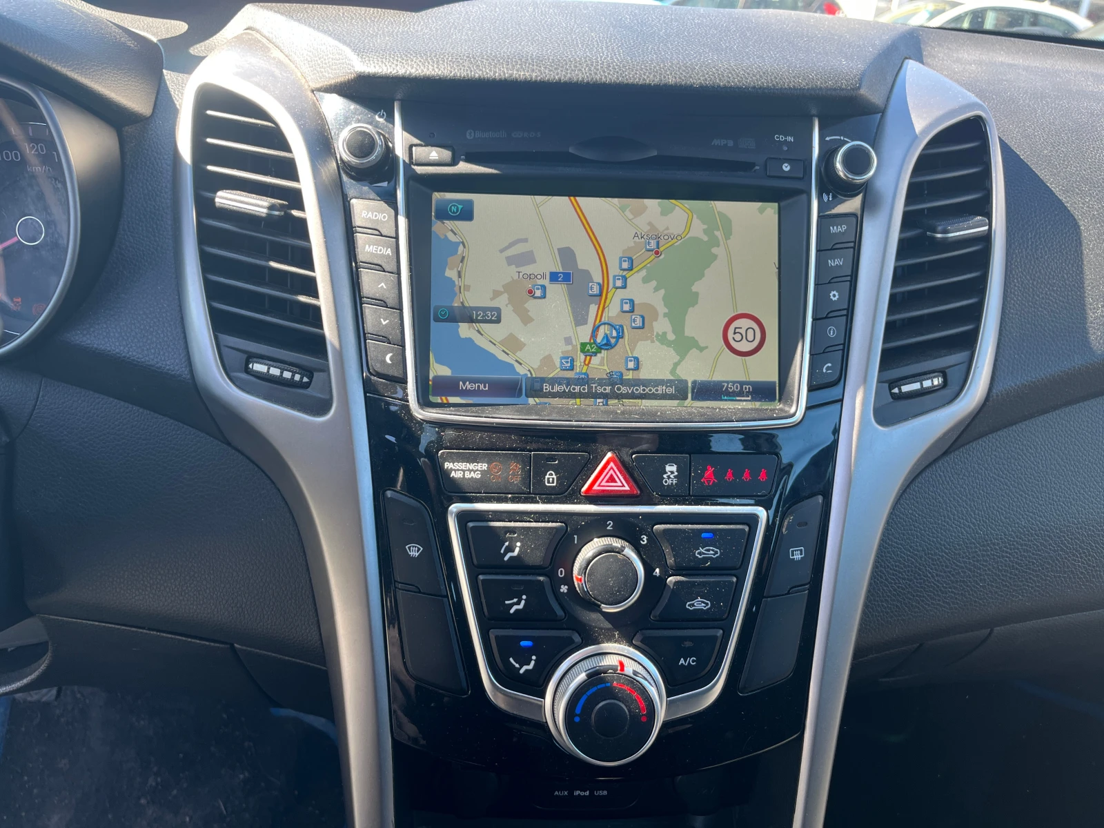 Hyundai I30 FACELIFT/CAMERA/LED//NAVI/XENON/ EURO 6, снимка 10 - Автомобили и джипове - 53781752