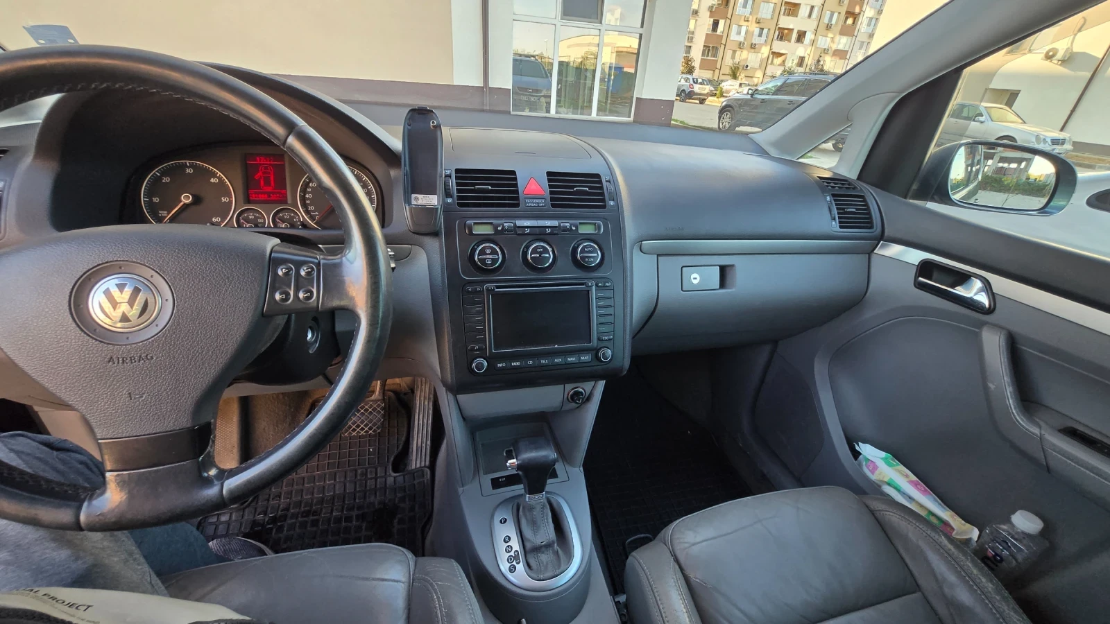 VW Touran, снимка 8 - Автомобили и джипове - 56349392