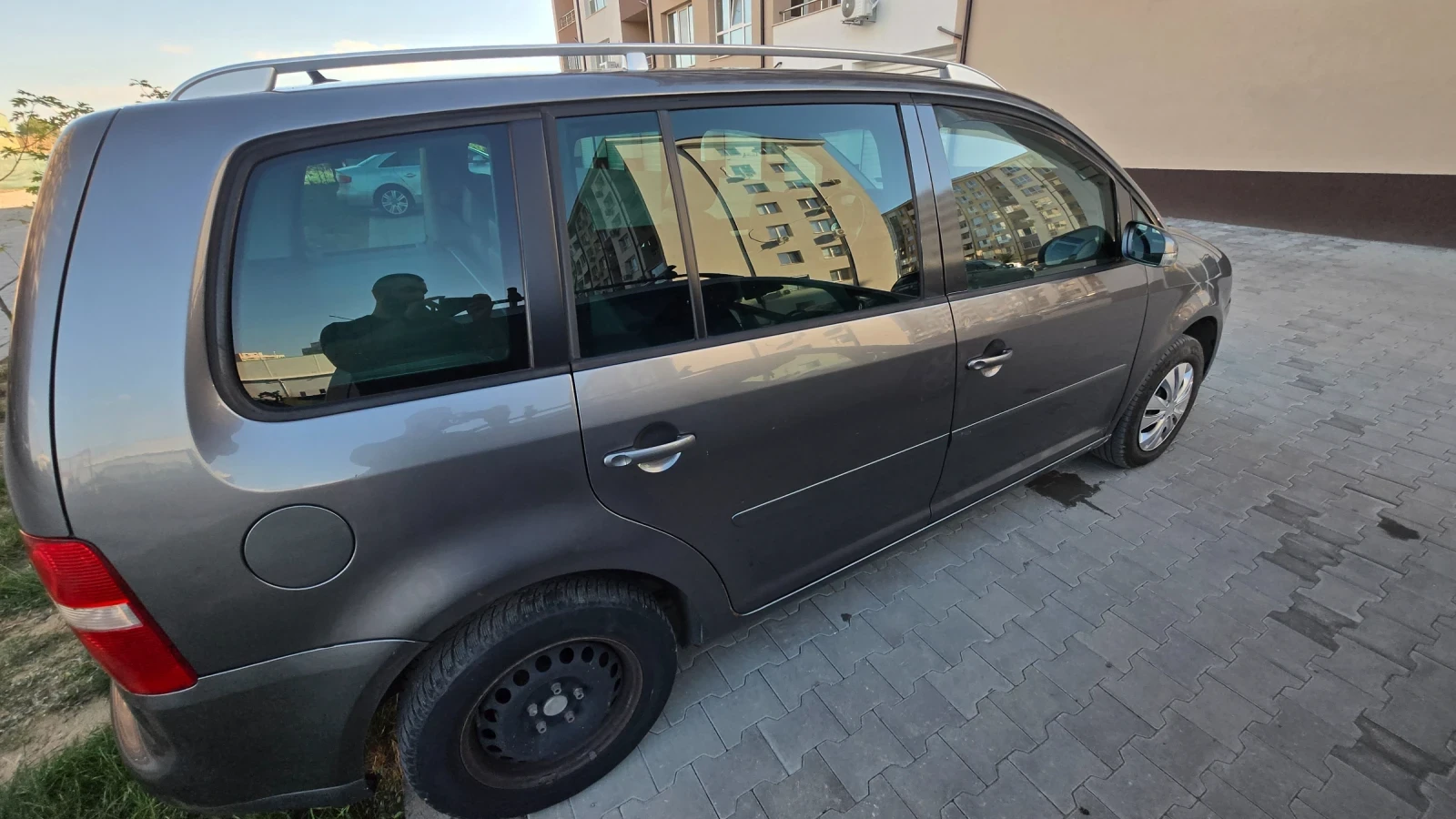 VW Touran, снимка 3 - Автомобили и джипове - 56349392