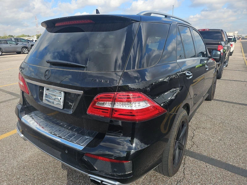 Mercedes-Benz ML 63 AMG carbon* designo* distronik* pano* обдух* harman* м, снимка 16 - Автомобили и джипове - 47871600