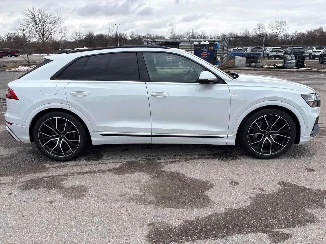 Audi Q8 Technik/CARFAX/DIS/360/PANO/ОБДУХВАНЕ, снимка 4 - Автомобили и джипове - 53929877