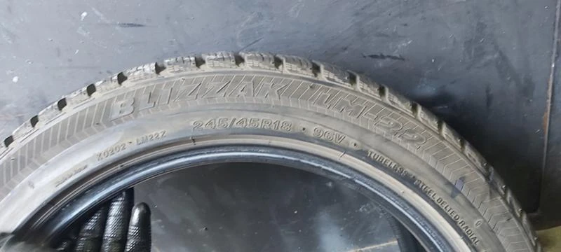 Гуми Зимни 245/45R18, снимка 6 - Гуми и джанти - 33741034